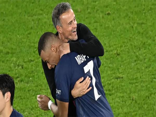 Enrique không vui khi bị hỏi về Mbappe