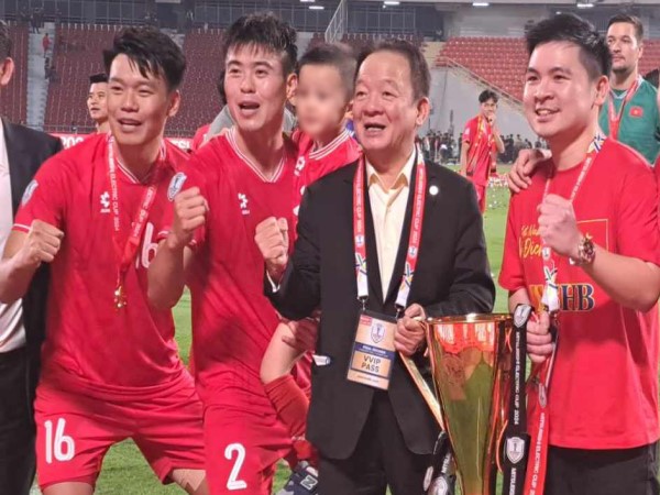 Tiền lót tay cầu thủ Việt Nam: Góc khuất bóng đá hiện đại Tiền lót tay cầu thủ Việt Nam: Góc khuất bóng đá hiện đại