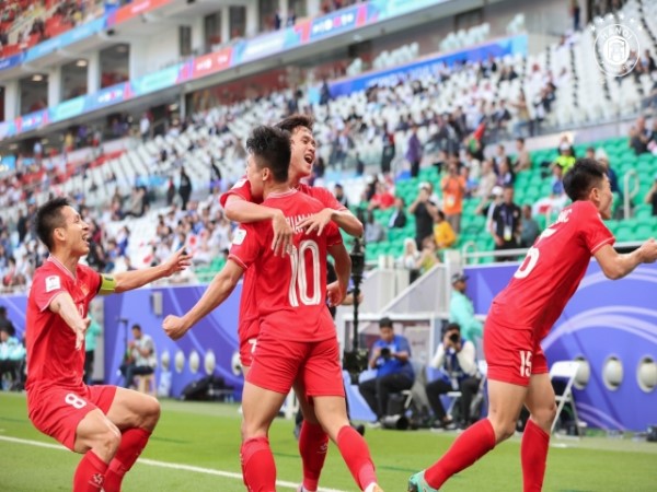 Những thương vụ tiền lót tay đình đám của cầu thủ Việt Nam Những thương vụ tiền lót tay đình đám của cầu thủ Việt Nam
