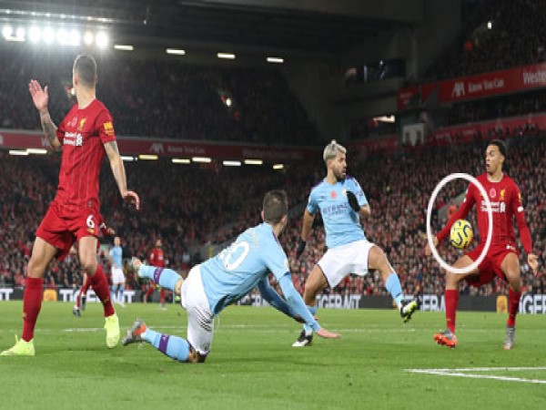 Những thay đổi luật FIFA bóng chạm tay mới nhất