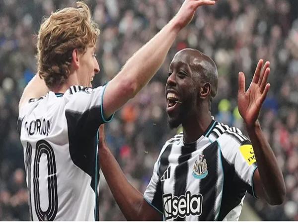 Chelsea hướng đến cuộc đại chiến với Napoli