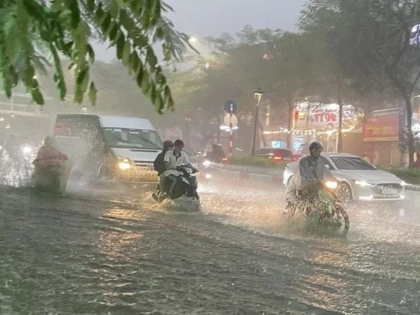 Giải mã giấc mơ thấy mưa bão là điềm gì, chọn con số gì?