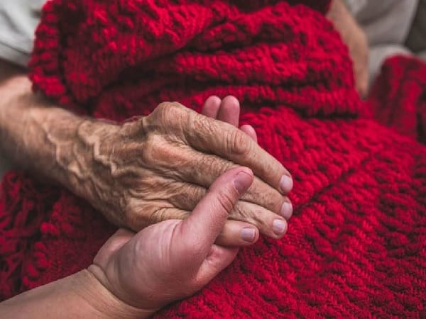 Nằm mơ thấy người già trong gia đình chết